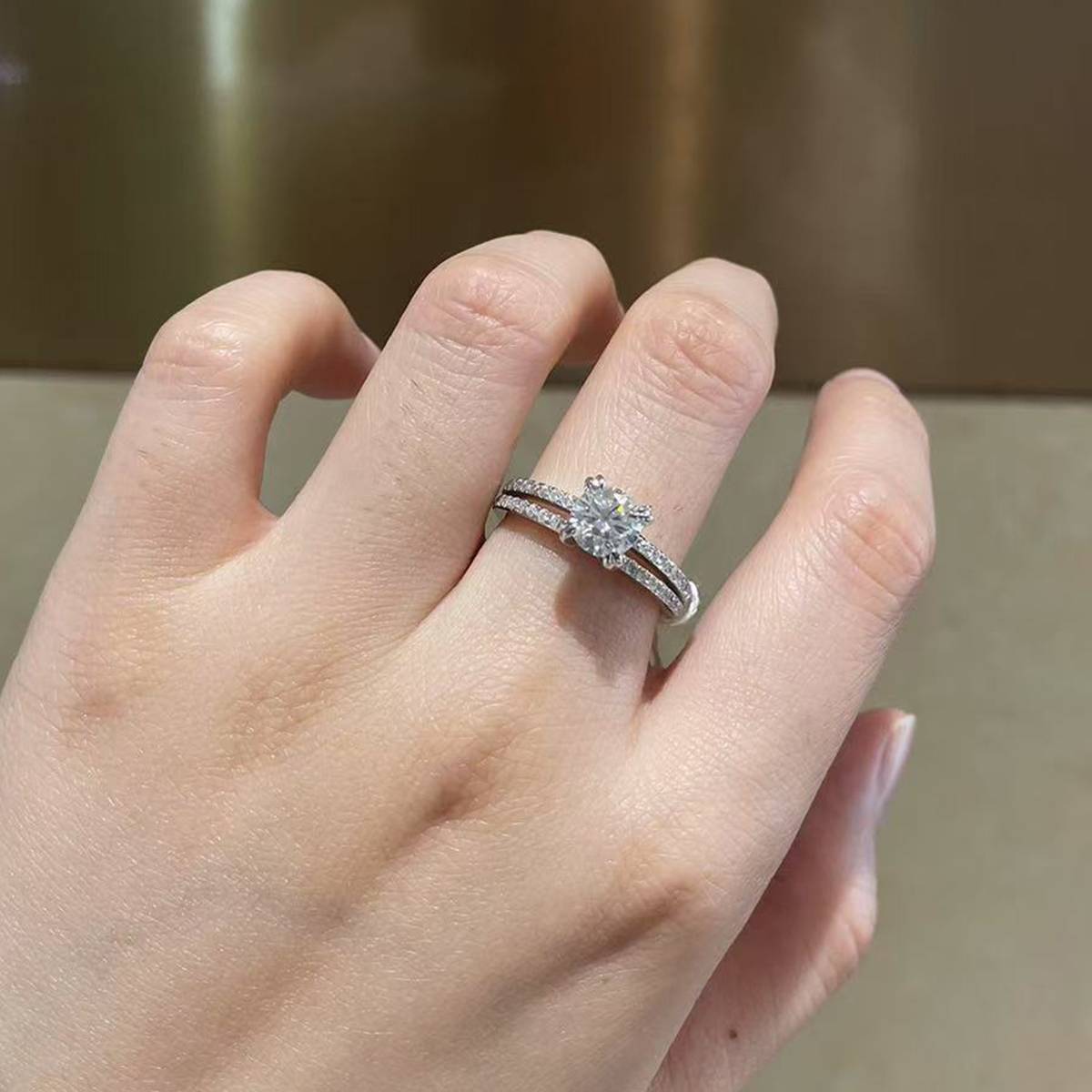 双臂轻奢四爪女戒S925银镀白金定制选款主石莫桑钻1.0ct/副石高碳钻